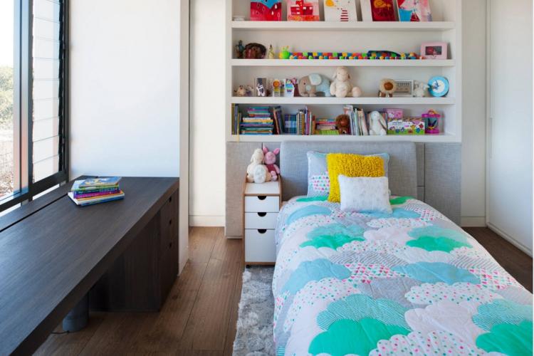 Conception d'une petite chambre d'enfant pour une fille