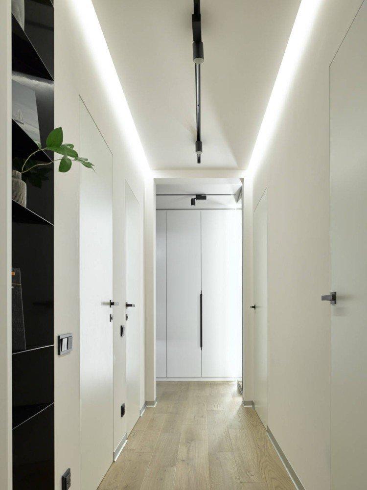 Couloir lumineux dans l'appartement - photo