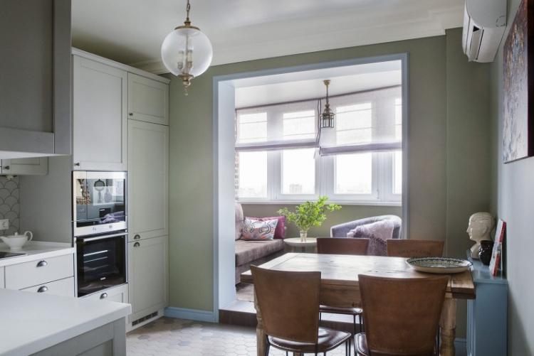 Cuisine combinée avec un balcon - photo de design d'intérieur