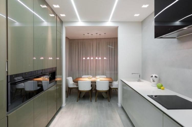 Cuisine combinée avec un balcon - photo de design d'intérieur