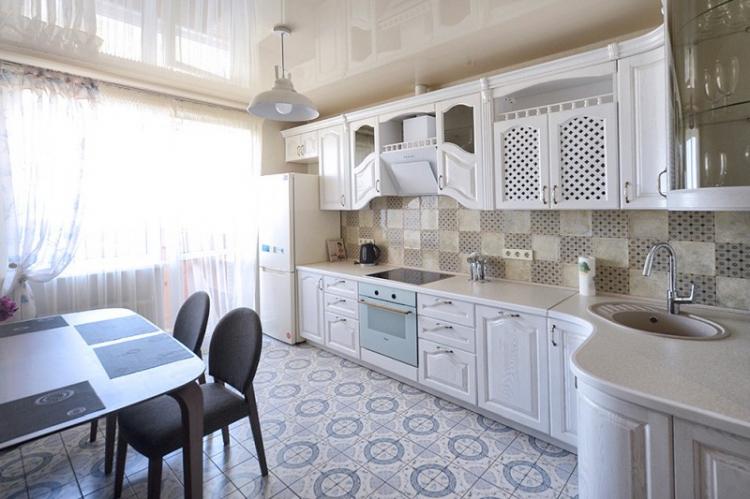 Cuisine combinée avec un balcon - photo de design d'intérieur