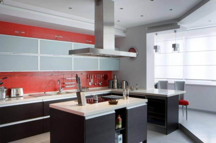 Cuisine combinée avec un balcon - photo de design d'intérieur