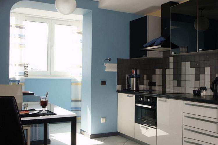 Cuisine combinée avec un balcon - photo de design d'intérieur