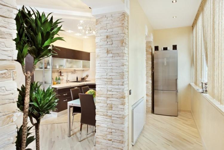 Cuisine combinée avec un balcon - photo de design d'intérieur