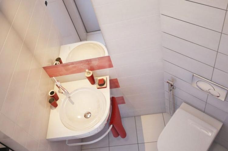 Utilisez des couleurs claires - Conception de petites toilettes