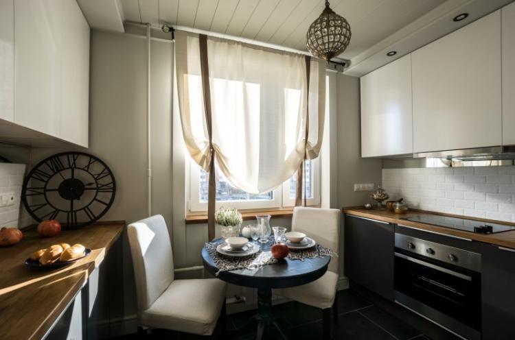 Décoration de fenêtre facile - Conception de petite cuisine