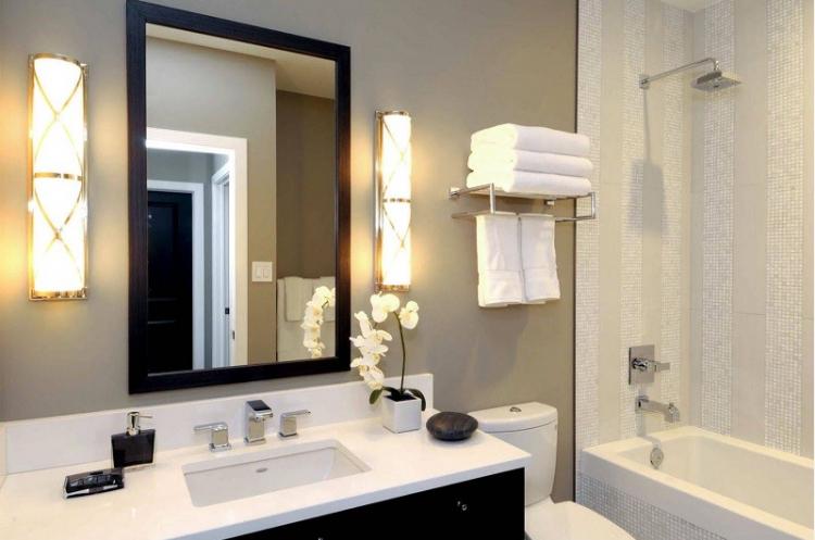 Attention particulière à l'éclairage - Conception de petite salle de bain