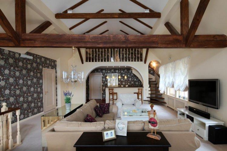 Conception de salon dans le grenier - photo