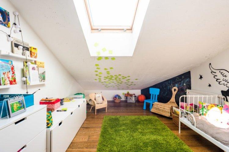 Conception d'une chambre d'enfants dans le grenier - photo