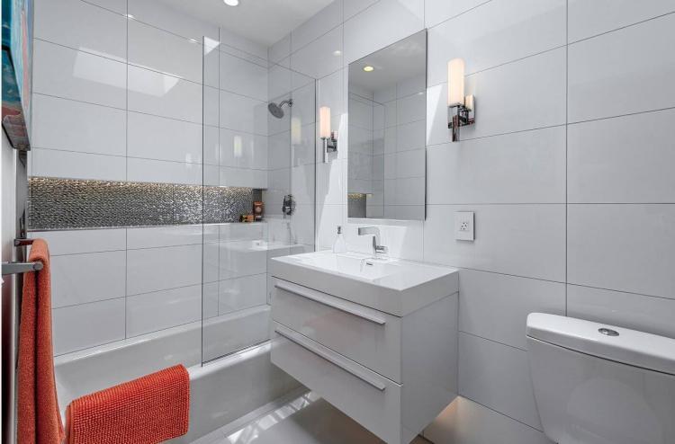 Salle de bain combinée blanche - Design d'intérieur