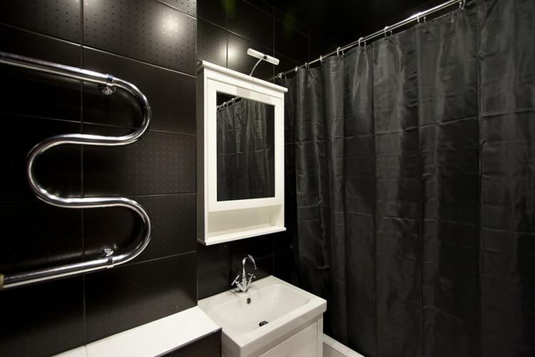 Salle de bain combinée en noir - Design d'intérieur