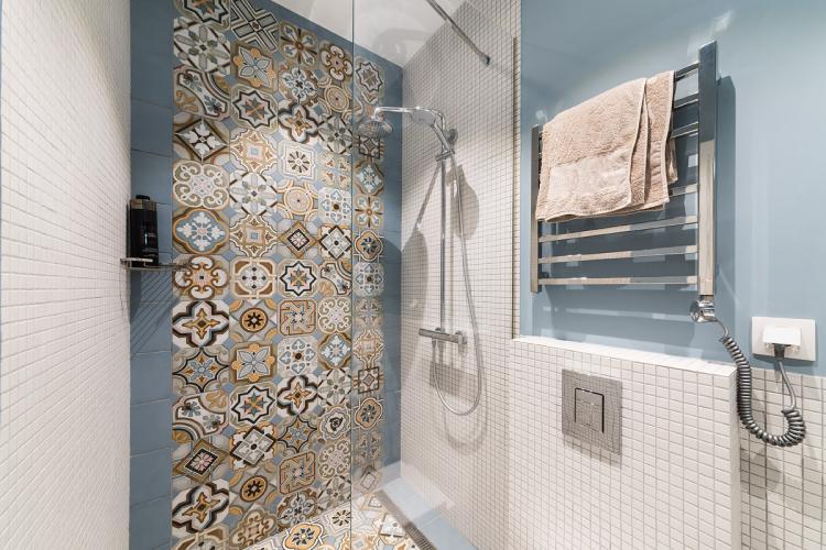 Salle de bain combinée bleue - Design d'intérieur