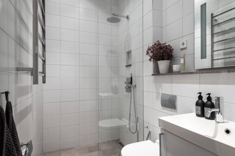Conception d'une salle de bain combinée 4 m². - des photos de vrais intérieurs