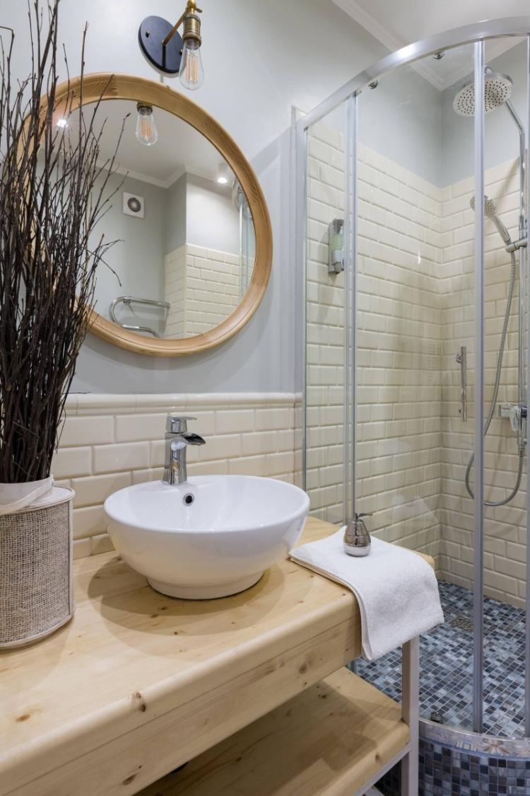 Salle de bain étroite - photo de design d'intérieur
