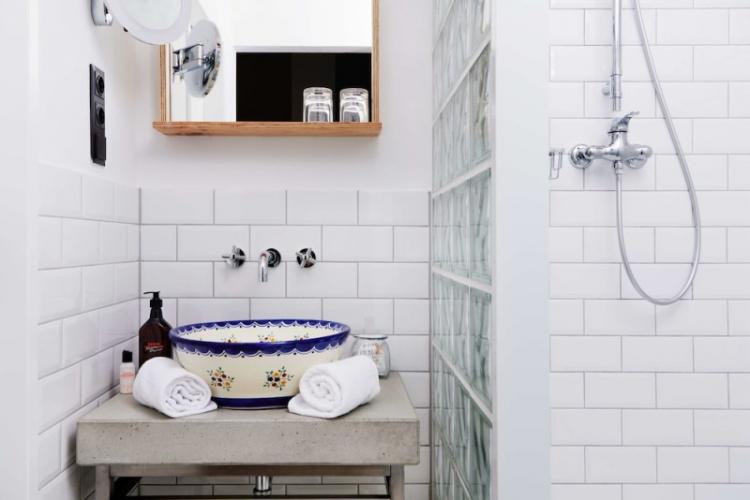 Salle de bain blanche 2 m² - Design d'intérieur