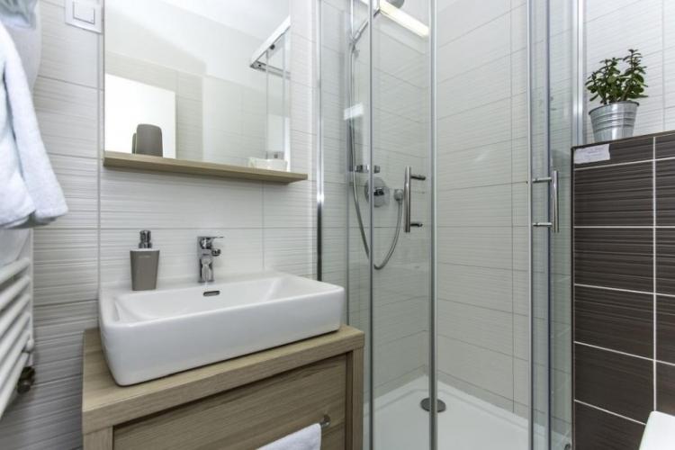 Conception d'une petite salle de bain avec douche