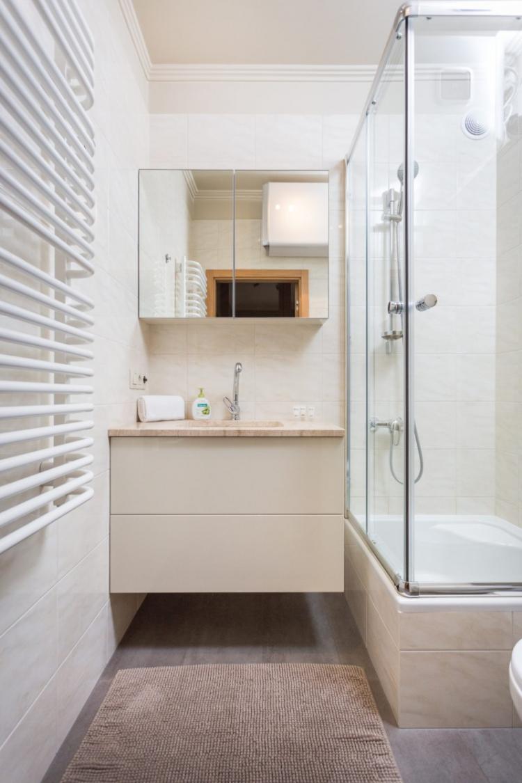 Salle de bain avec douche - photo de design d'intérieur