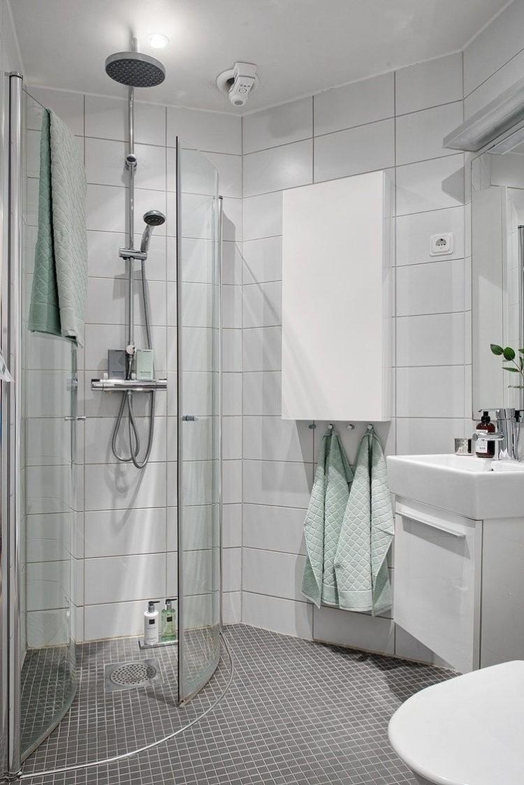Salle de bain avec douche - photo de design d'intérieur