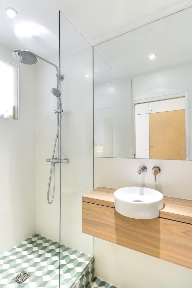 Salle de bain avec douche - photo de design d'intérieur