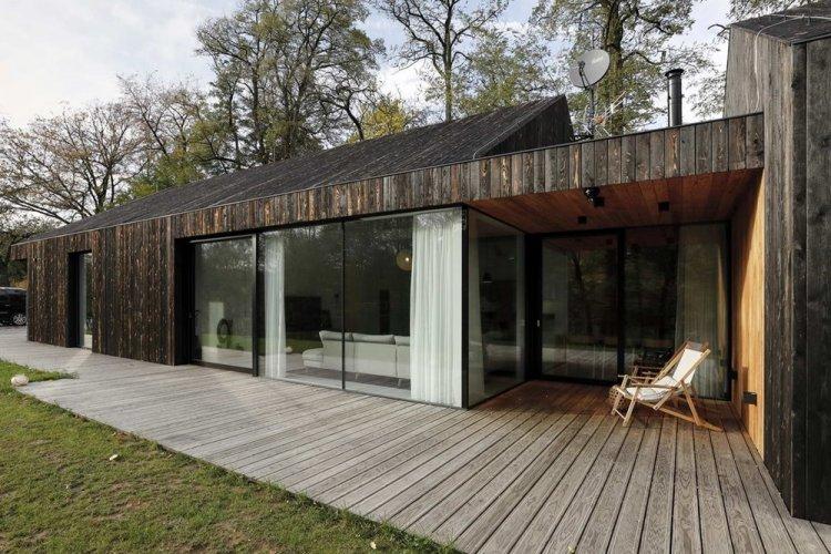 Maison de style scandinave avec porche ou terrasse - projets et photos