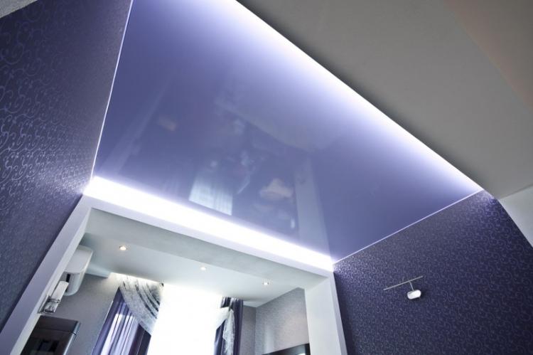 Éclairage caché - Éclairage et éclairage d'un plafond tendu à deux niveaux