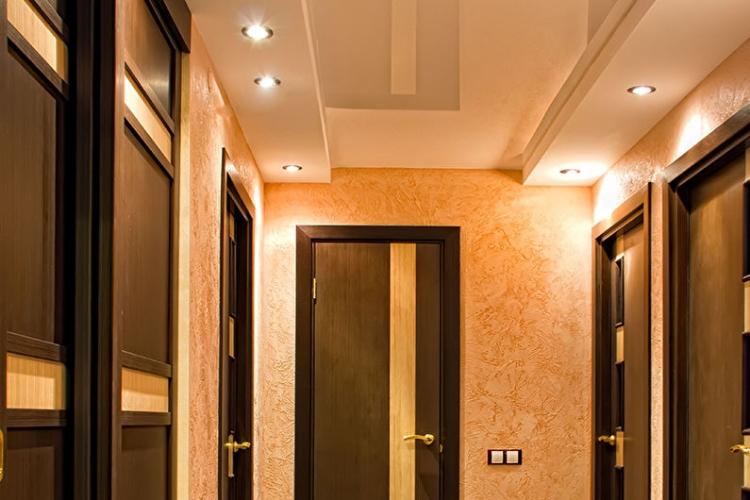 Plafonds tendus à deux niveaux dans le couloir