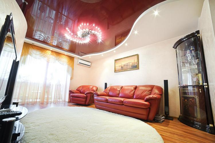 Plafonds tendus à deux niveaux dans le salon