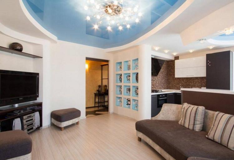 Plafonds tendus à deux niveaux dans le salon