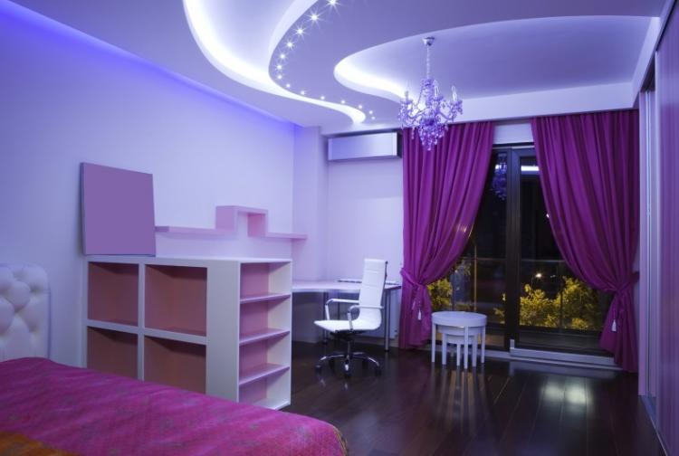 Plafonds tendus sur deux niveaux dans la chambre