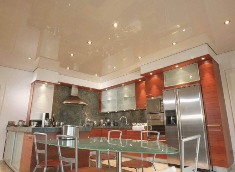 Plafonds tendus à deux niveaux dans la cuisine