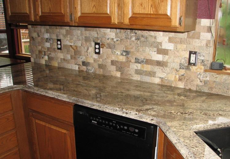 Tablier en pierre artificielle dans la cuisine