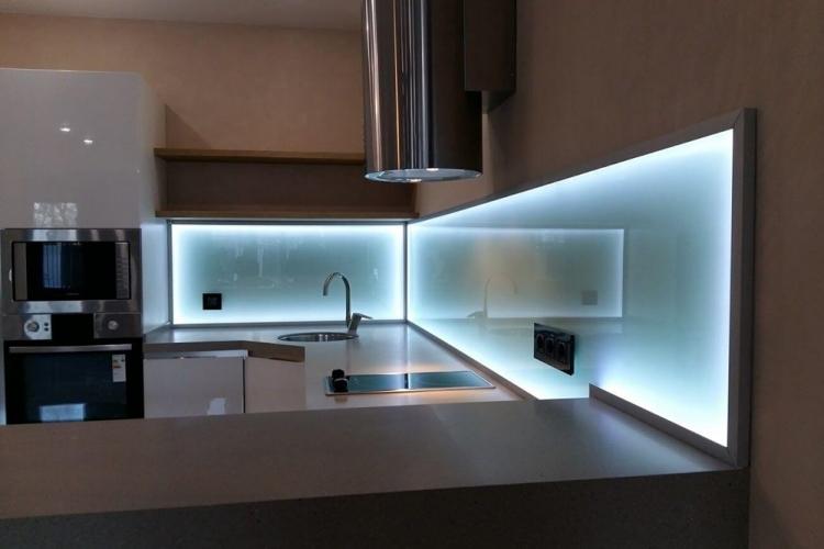 Tablier en verre dans la cuisine