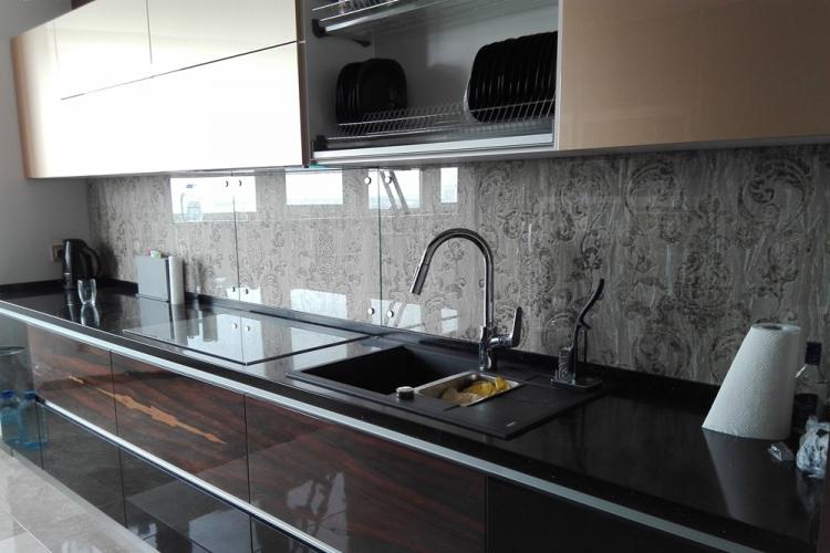 Tablier en verre dans la cuisine