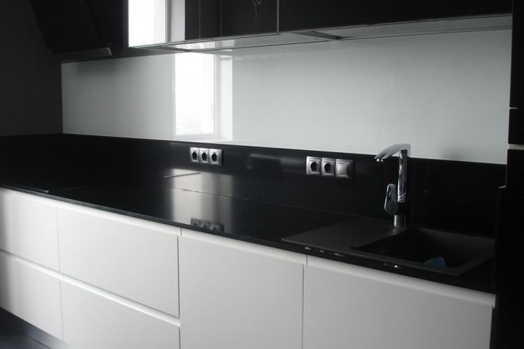 Tablier acrylique dans la cuisine