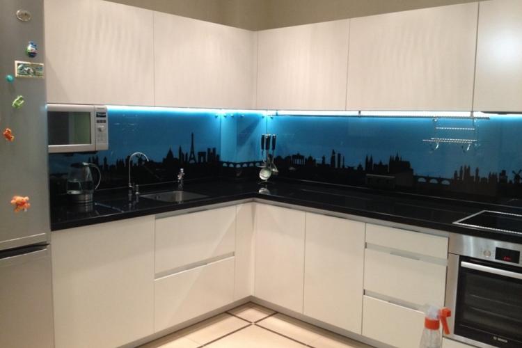 Tablier acrylique dans la cuisine