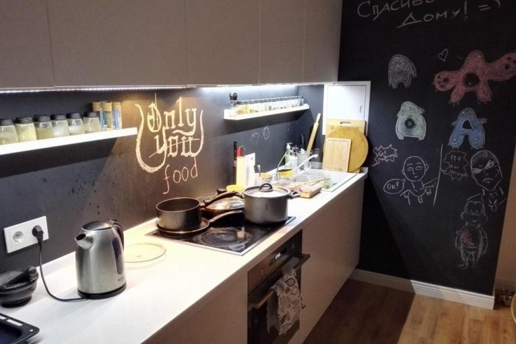 Tablier dans la cuisine avec peinture ardoise