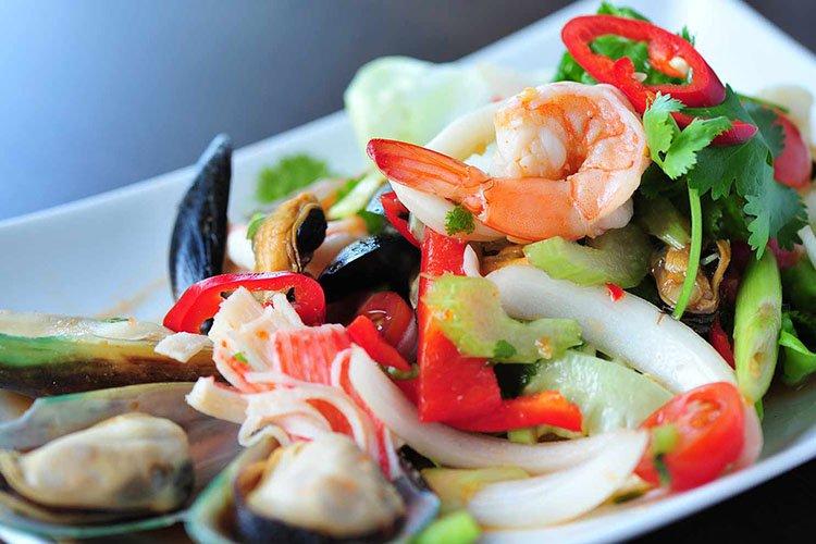 Cocktail de fruits de mer et salade de fromage à la crème