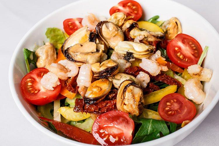 Salade de riz et fruits de mer