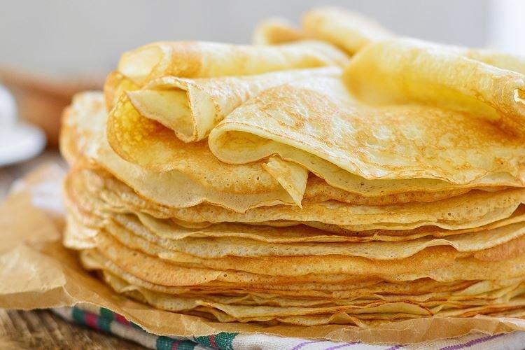 Crêpes maigres sur l'eau sans oeufs