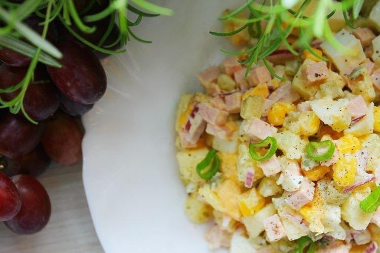 Salade de pommes de terre aux saucisses