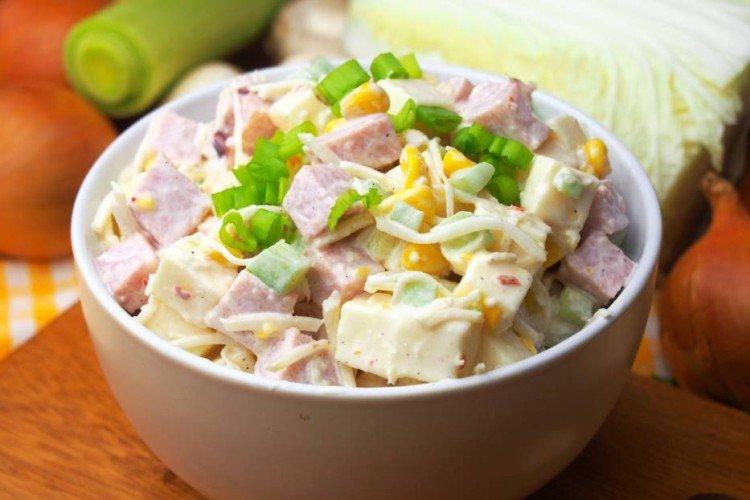 Salade aux oeufs, saucisses et suluguni