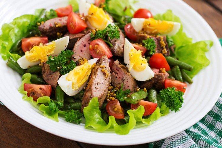 Salade aux œufs et au foie de poulet