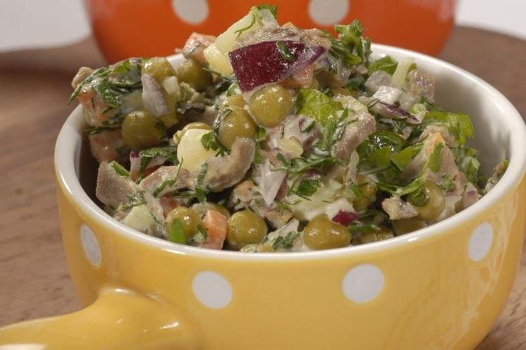 Salade avec langue de boeuf, pommes de terre et carottes
