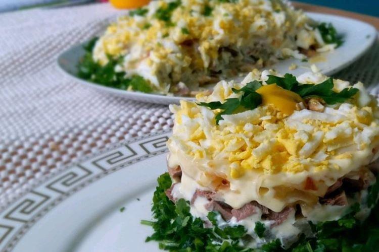 Salade feuilletée à la langue de boeuf, concombres et champignons