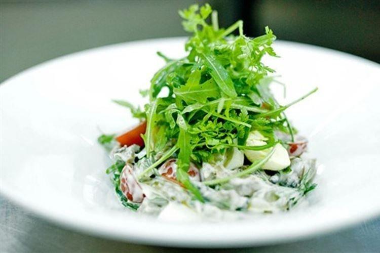 Salade avec langue de boeuf et plateau de champignons