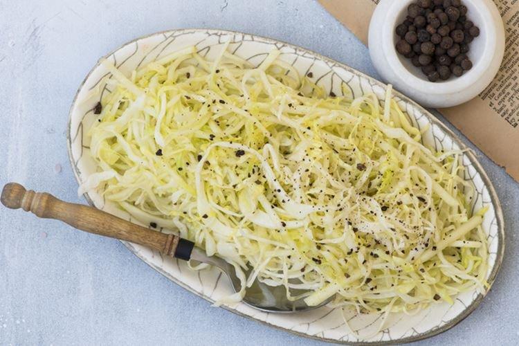 Salade de pommes, chou et vinaigrette au miel