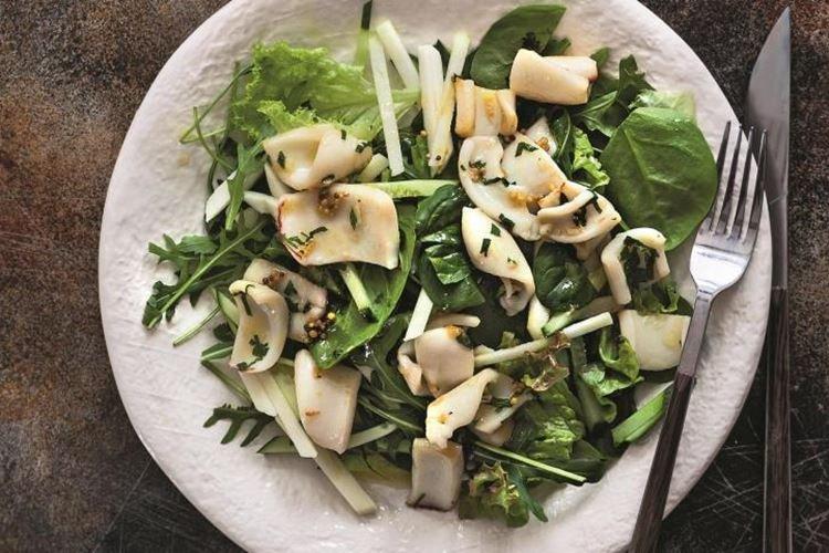 Salade de pommes, calamars et concombres