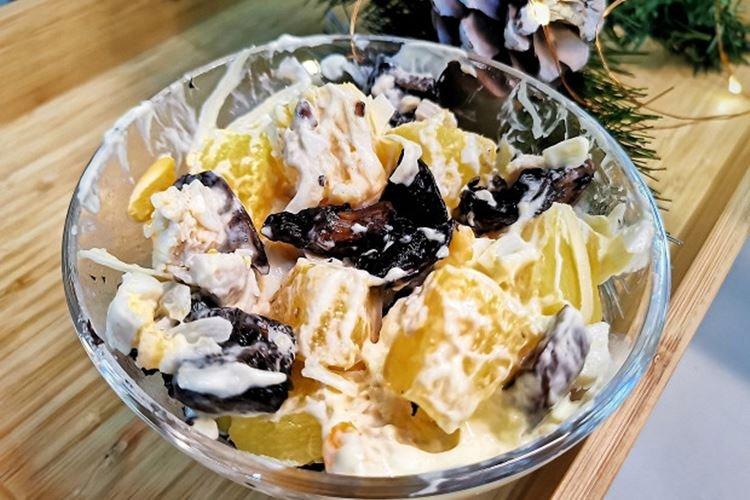 Salade de poulet, ananas et fromage