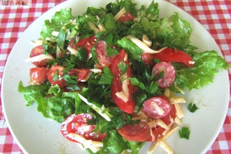 Salade de saucisses de chasse et fromage
