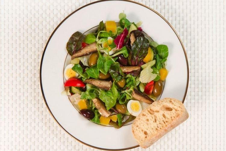 Salade de poisson en conserve, légumes et herbes